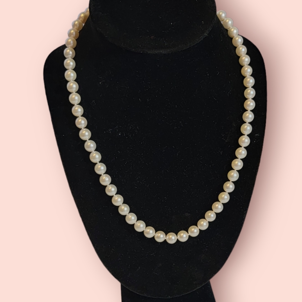 8.5mm Imperial Cultured Pearl's with 14k solid clasp, hand knotted 18" Princess - Picture 3 of 4